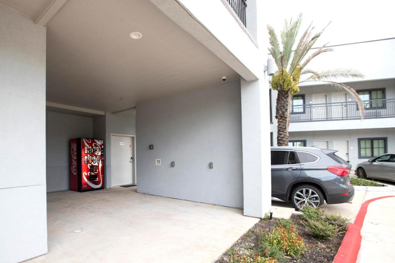 House Hotel Houston Bagian luar foto
